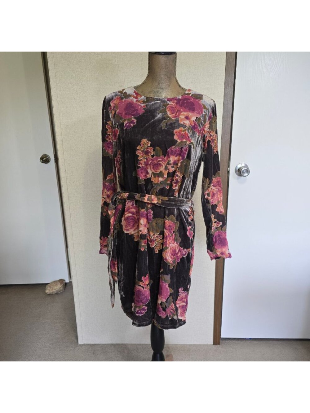 Dress Forum M Long Sleeve Floral Velvet Burnout Belted Dress Gray & Pink Roses